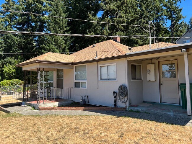 Building Photo - Cozy home close to Silverdale with a view.