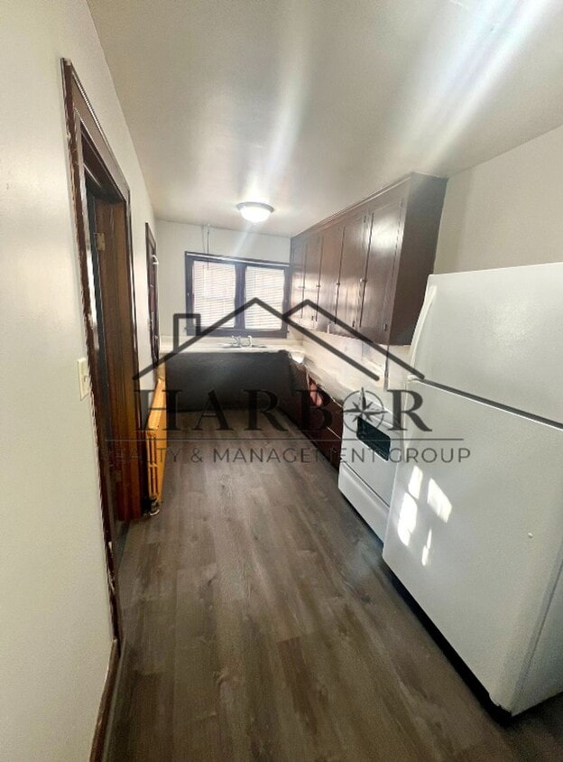 Primary Photo - 905 1st Ave SW