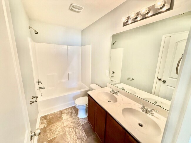 Foto del edificio - Beautiful 2 Bed 2.5 Bath townhome located ...