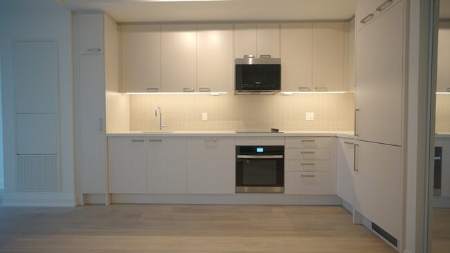 Building Photo - 20-2420 Soudan Ave