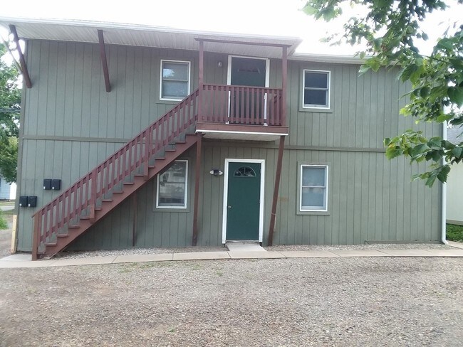 381 Strawberry Ave. - 381 Strawberry Ave