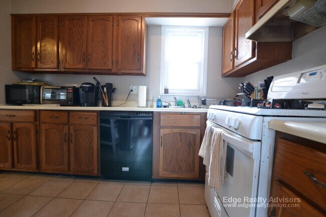 Building Photo - 9 Saybrook St