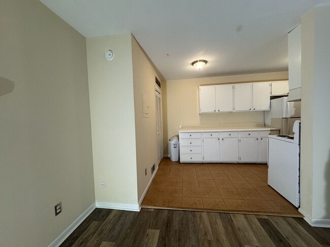 Building Photo - 160 S Lake Dr