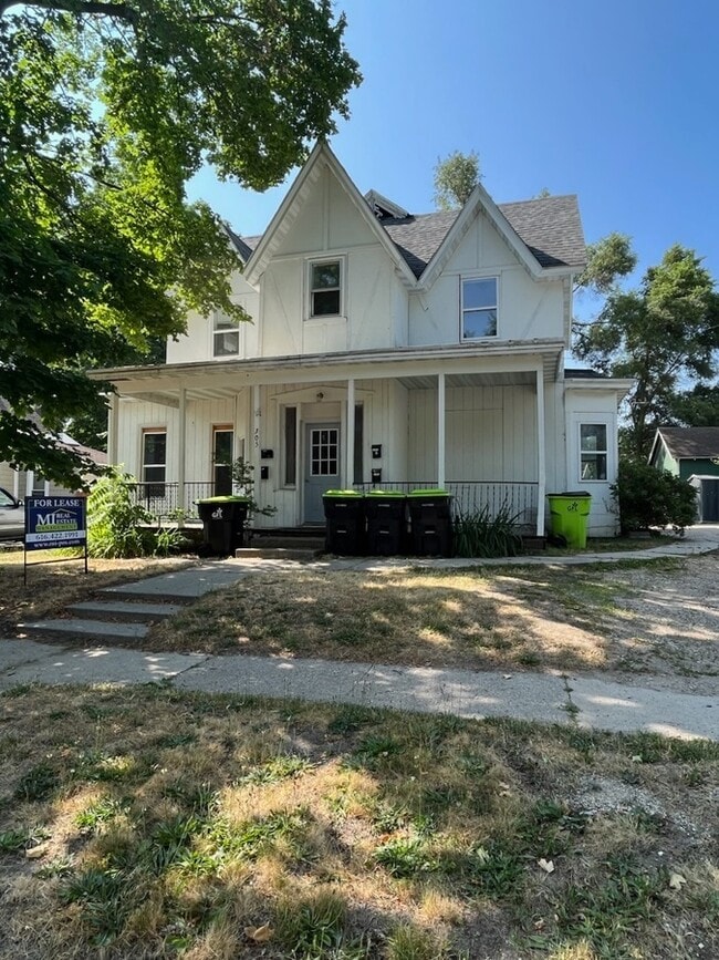 Building Photo - 305 E Grove St