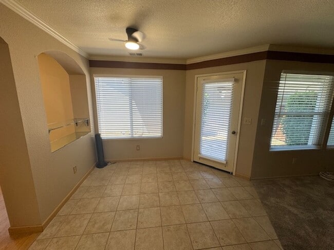 Building Photo - Gorgeous updated gated community unit!