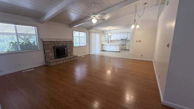 Building Photo - 3 Bed/ 2.5 bath Single Story
