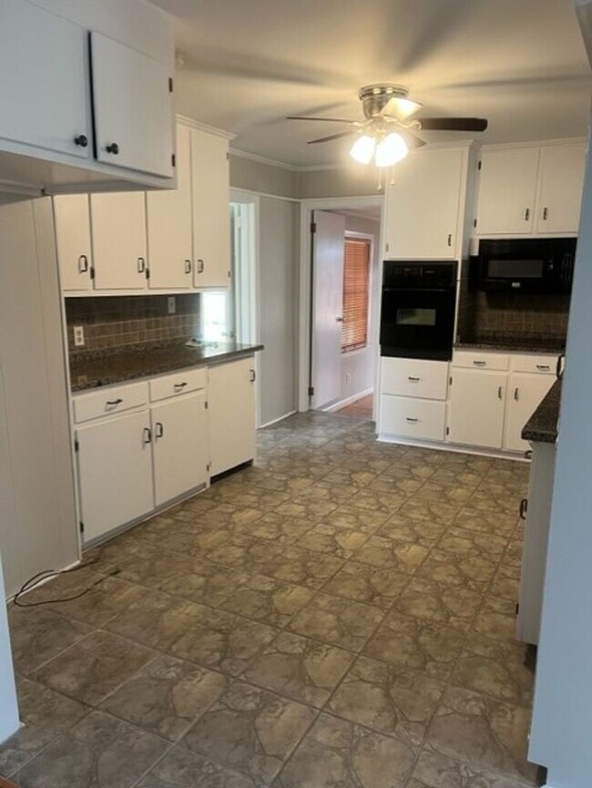 Foto del edificio - AVAILABLE NOW! Open house 10/20/2025 from ...