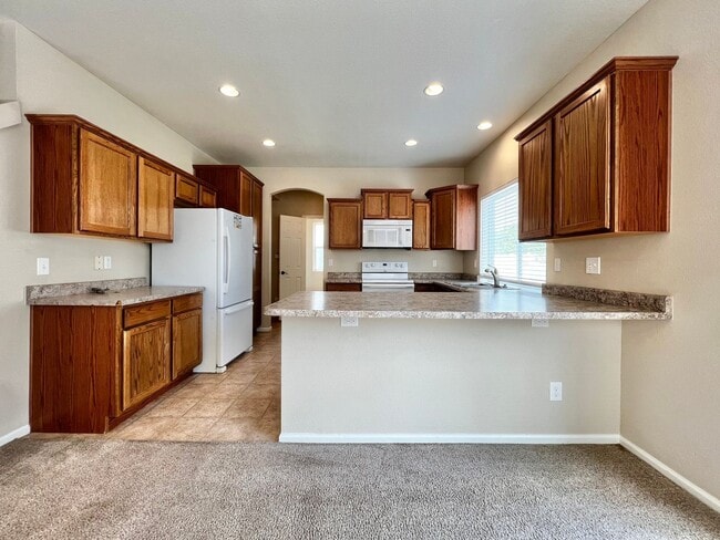 Building Photo - Gorgeous 3 Bed 2.5 Bath Home in Thompson River Ranch!