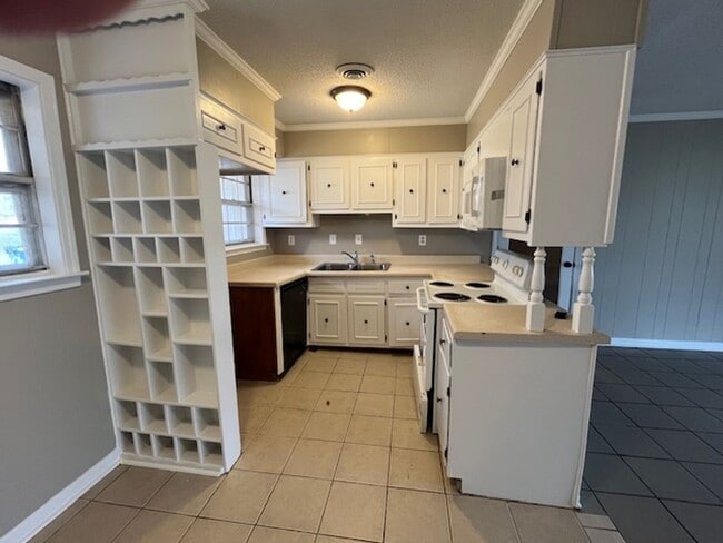 Building Photo - Renovated 4 Bedroom 2 Bath Home For Rent!