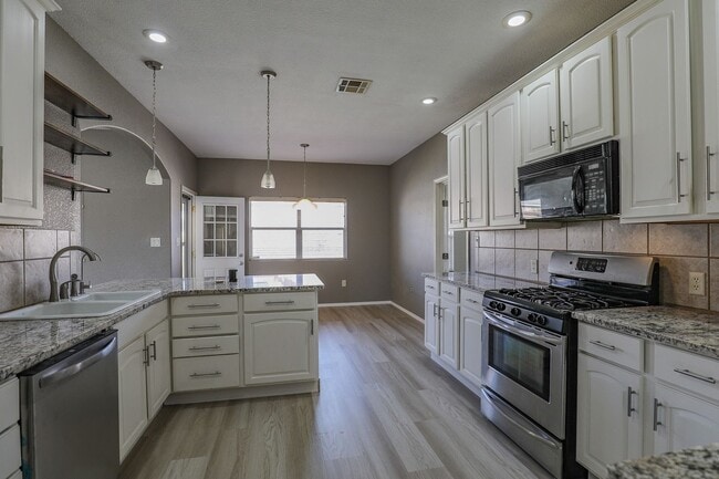 Building Photo - Beautiful 4 bedroom, 2 bath home