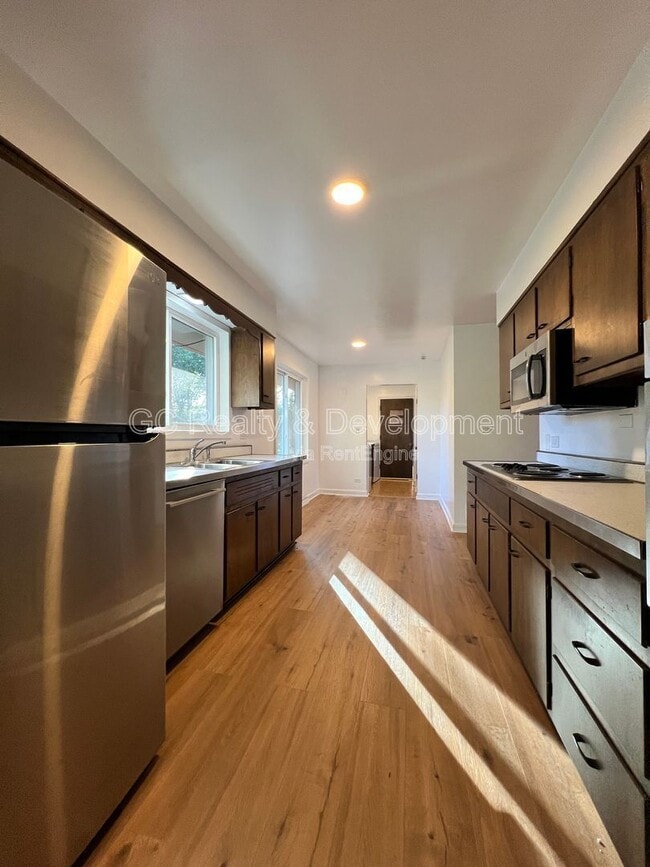 Building Photo - 1409 W 53rd Pl