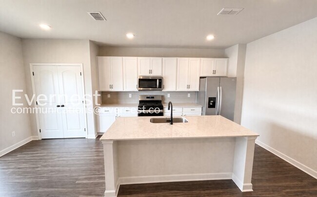 Foto del edificio - 4 Bed/3 Bath Home with Fenced Yard / Pet-Friendly / Coming Soon!