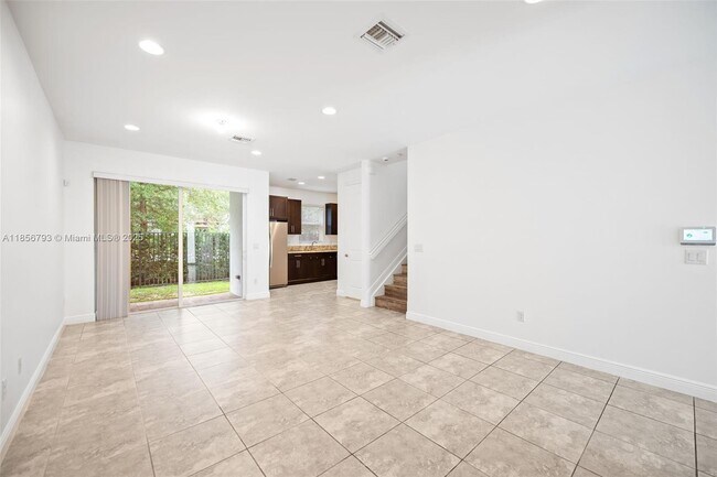 Foto del edificio - 6907 Pines Cir
