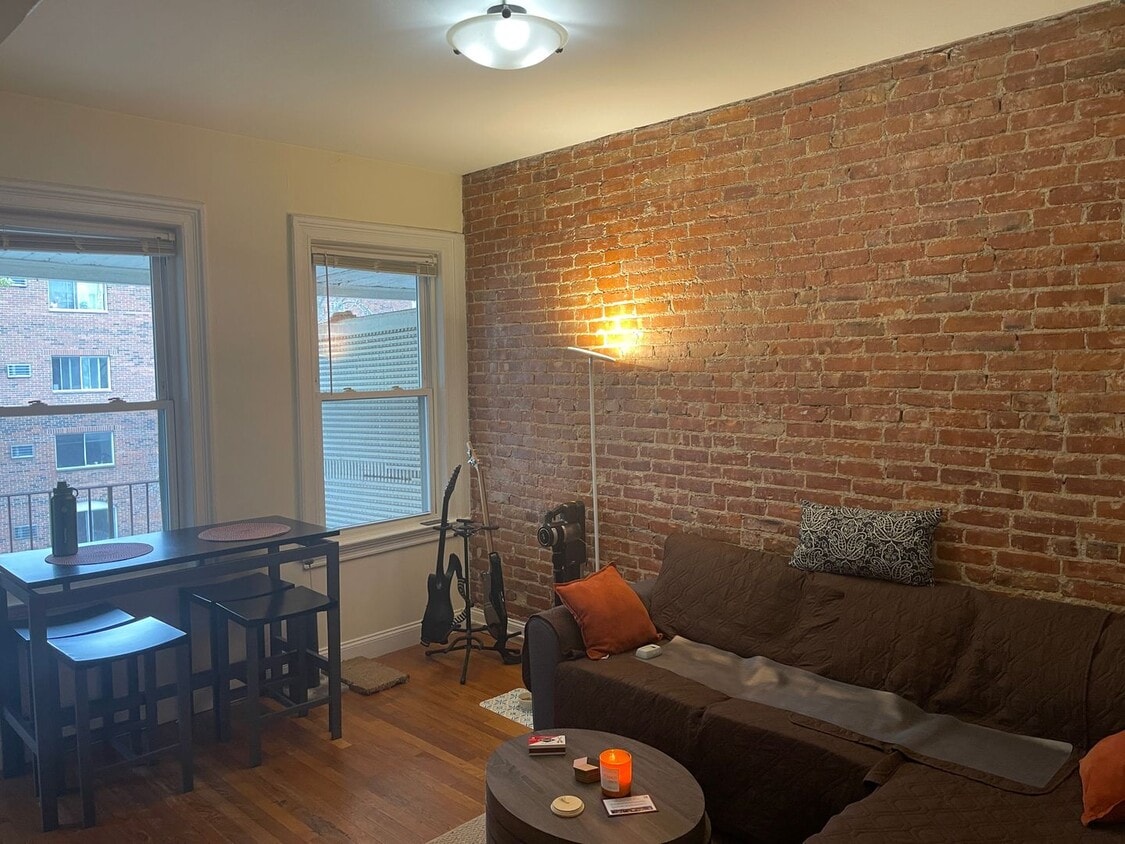 Stunning 2 bed , Free Month/No fee Exposed brick, Central AAC, Porch Super Sunny Awesome layout! ... - Stunning 2 bed , Free Month/No fee Exposed brick, Central AAC, Porch Super Sunny Awesome layout! ...