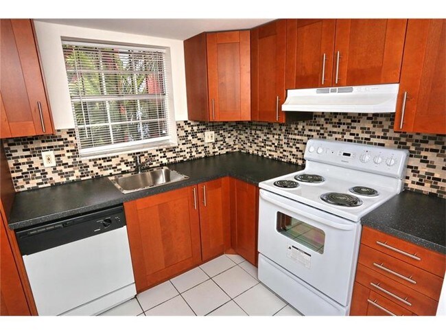 Building Photo - 660 Tennis Club Dr