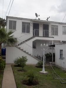 4441 1/2 Upstairs unit nobody downstairs - 4441 Estrella Ave