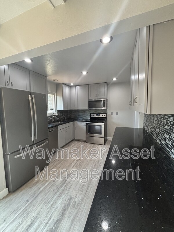 Building Photo - 3495 Montebello Dr W