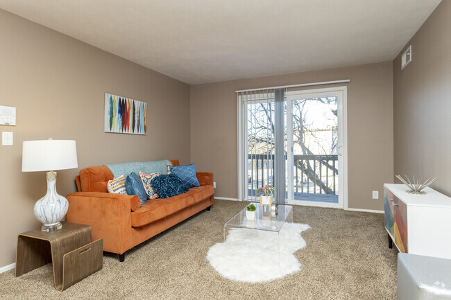 1BR, 1BA - 634SF - Royalwood Apartments