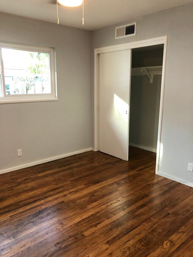 Building Photo - Charming 3/4 bedroom, 2 bathroom home loca...