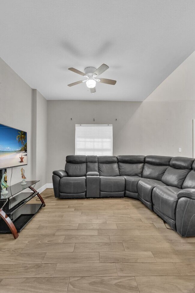 Building Photo - Central area 3 bed/2 bath duplex