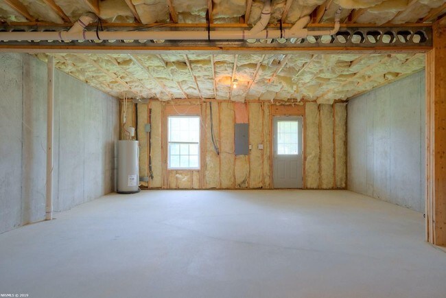 Amplio espacio de almacenamiento - 145 Charleston Ln