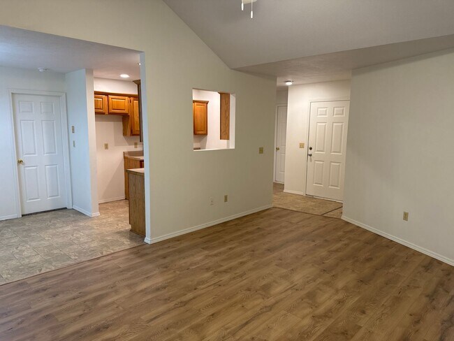 Building Photo - Great 3 Bedroom 2 Bathroom home for $1295!