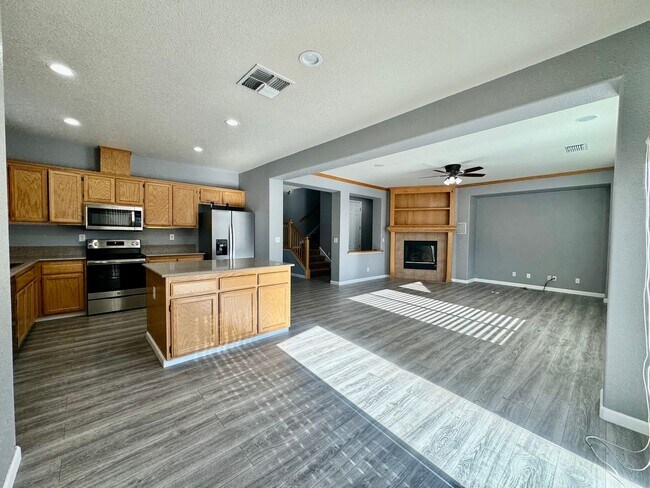 Foto del edificio - Massive 4 Bedroom 3 full Bath Home with Hu...