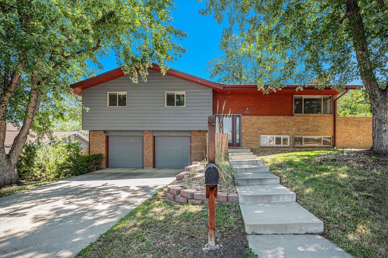 Primary Photo - Stunning Remodeled 4 Bedroom Home in Charm...