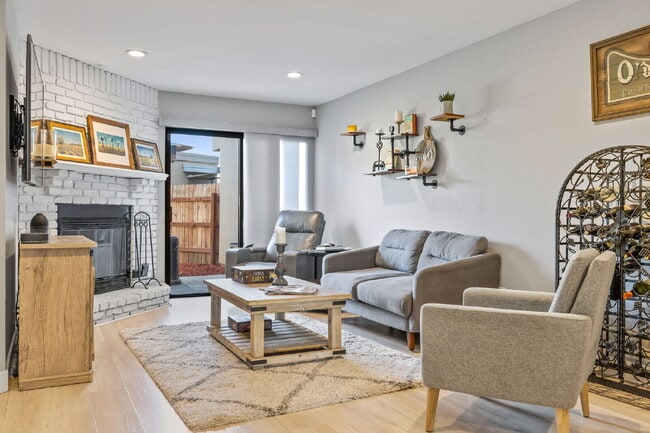 Building Photo - 4 Bedroom Condo for Rent in Ventura!