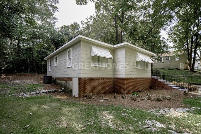 Foto del edificio - REDUCED! - NOW OFFERING HALF OFF FIRST FUL...