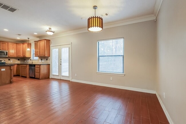 Building Photo - 612 Spruce Dr