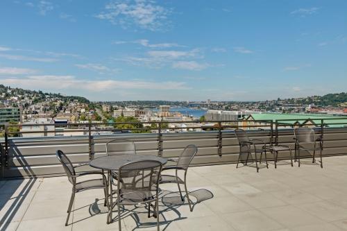 Building Photo - 2 bedroom in Seattle WA 98109