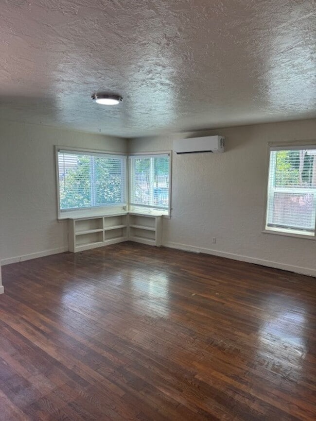 Foto del edificio - Downtown Home with One Car Garage and Fenced Backyard