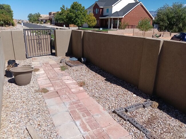 Foto del edificio - 3 Bedroom, 2 Bathroom Home! Schedule a Sho...