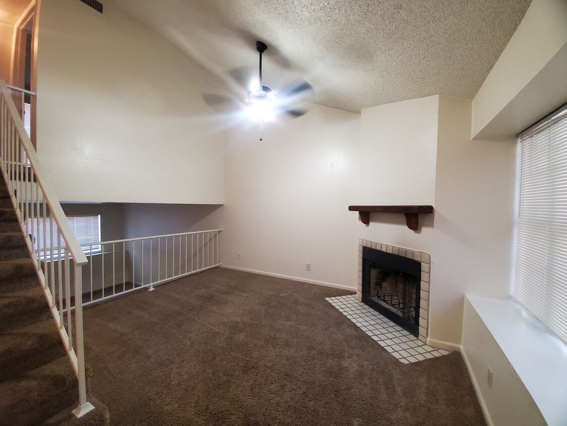 Foto principal - 3 Bedroom townhome w/fireplace ++ bonus ro...