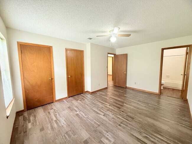 Foto del edificio - 733 Neal Rd