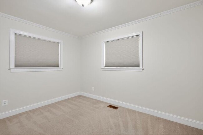 Foto del edificio - 14012 Duckett Rd