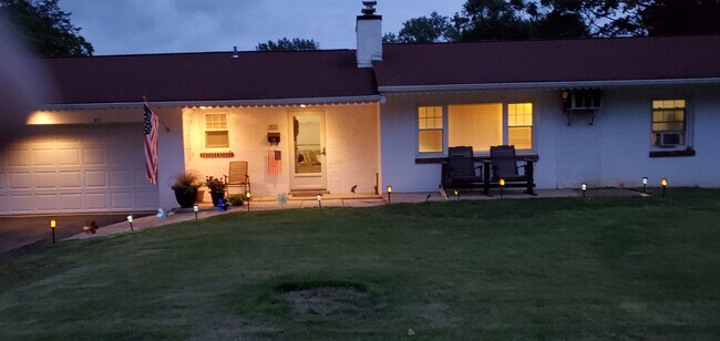 Foto del edificio - 571 Kutcher Rd