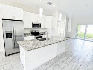 Building Photo - 1566 W 26th Ct
