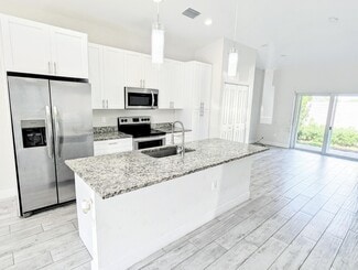 Building Photo - 1566 W 26th Ct