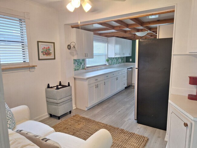 Foto del edificio - WALK TO THE BEACH - 3BR 2BA PARTIALLY FURNISHED