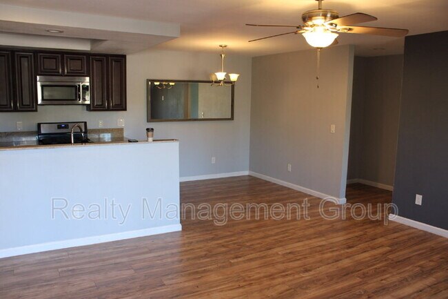 Building Photo - 552 Canyon Dr