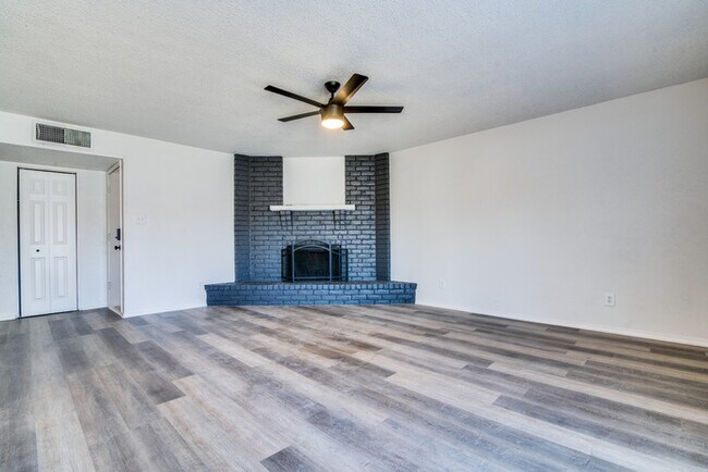 Foto del edificio - 412 Woodcrest Way