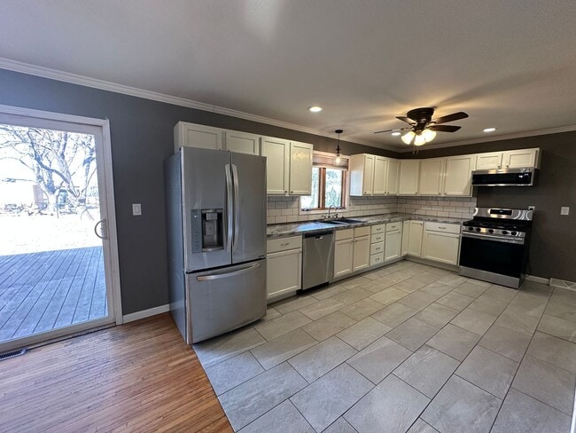 Building Photo - Updated 3 bedroom house in Badger now available! $1550