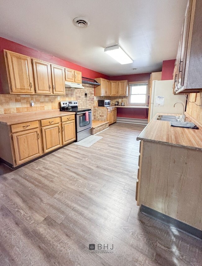 Building Photo - SHORT TERM 6 MONTH ONLY - Dog Friendly 3 b...