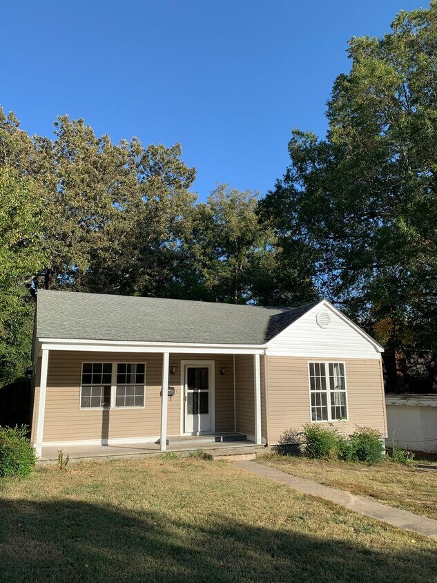 Primary Photo - Walk to Jonesboro High School! 3bed/2bath