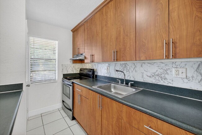 Building Photo - Bright & Modern 1-Bedroom Apartment in Prime Oakland Park Location