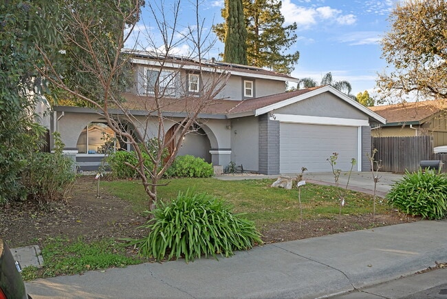 Foto del edificio - A Clean, Well-Sized Home With Solar in Woodland