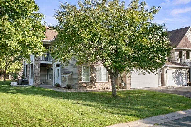 Building Photo - Available sept 01, 3bd, 2ba End Unit Town Home in Great Neighborhood