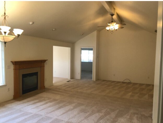 Sala de estar - 718 S Royal Ave